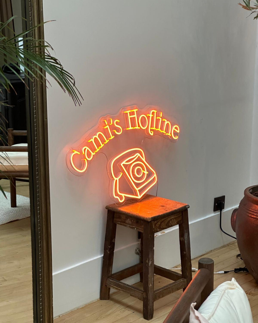 Néon LED orange installé dans une salle de podcast pour une ambiance chaleureuse et moderne